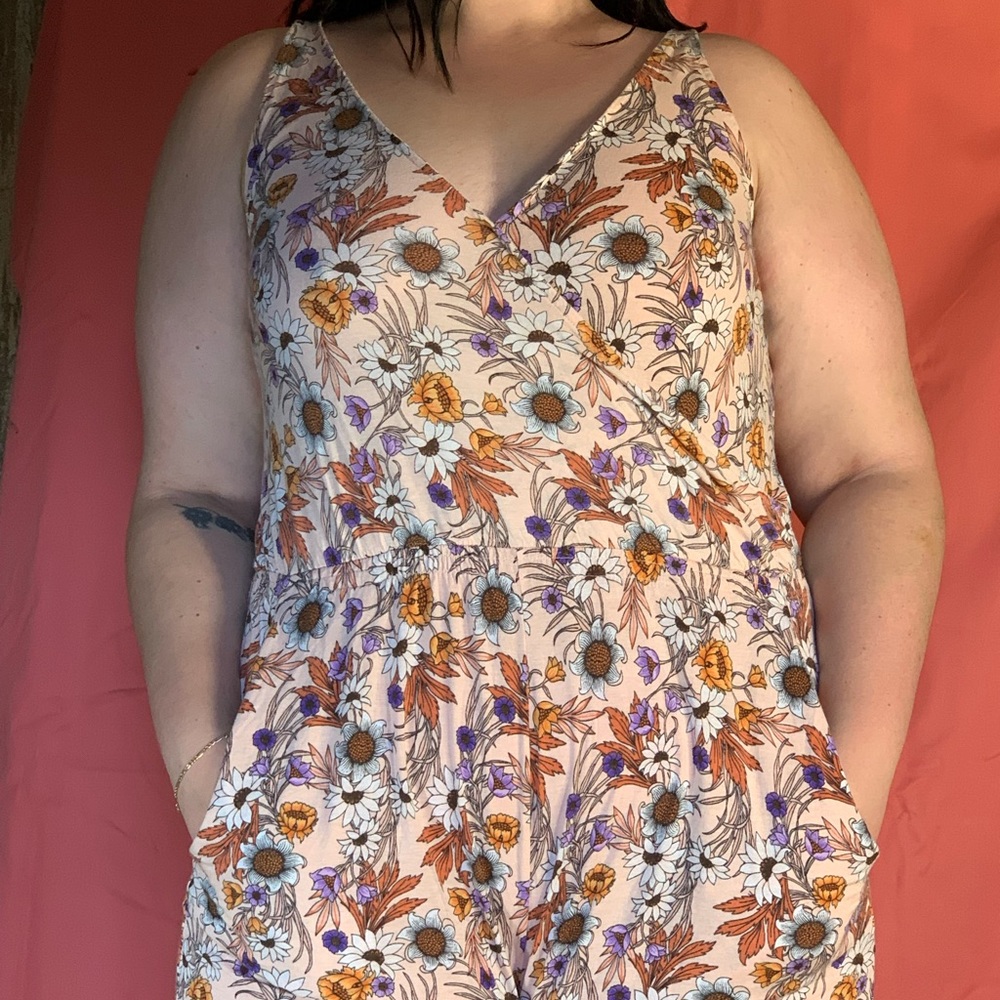 Women’s medium floral romper with pockets!!